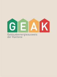 Farbiges GEAK-Logo mit Energieeffizienzklassen und Text „Gebäudeenergieausweis der Kantone“ auf hellem Hintergrund.
