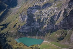 Türkisfarbener Bergsee eingebettet in eine eindrucksvolle alpine Felslandschaft im Glarnerland