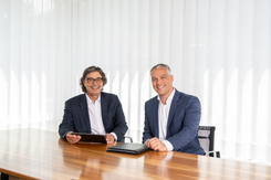 Lars Bernhard, Kundenberater External Asset Manager (EVV), und Rolf Hartmann, Leiter Handel/Tresorerie und Mitglied des GLKB EAM-/EVV-Teams sitzen gemeinsam am Tisch im Besprechungsraum.