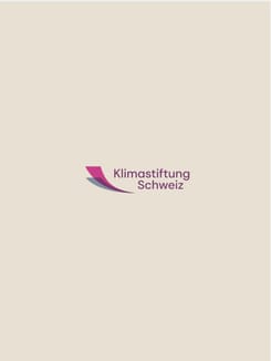 Logo der Klimastiftung Schweiz mit violetten Schwungformen und Schrift auf weissem Hintergrund.