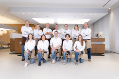 Teamfoto von GLKB-Mitarbeitenden in Volunteer-Kleidung mit Schwingerhemden und -hosen.