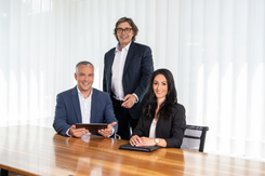 Das Team External Asset Manager (EVV) bzw. Externe Vermögensverwalter (EAM) der Glarner Kantonalbank sitzen gemeinsam am Tisch im Besprechungsraum.