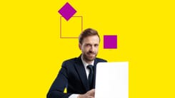 Mann im Anzug arbeitet am Laptop vor gelbem Hintergrund mit grafischen Elementen.