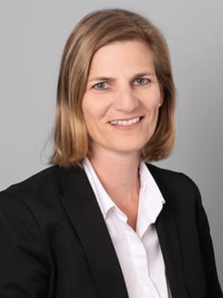 Professionelles GLKB-Porträt vor grauem Hintergrund.