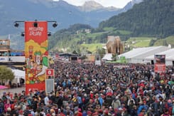 Dicht gedrängte Menschenmenge am ESAF im Glarnerland mit Bühnenbauten.