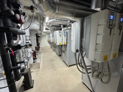Technikraum des Siegerprojekts 2026 der Proto Chemicals AG mit Rohrsystemen und elektrischen Steuerungen.