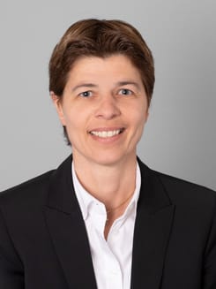 Professionelles GLKB-Porträt vor grauem Hintergrund.