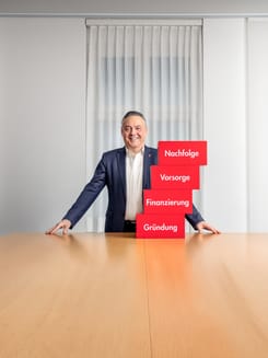 Ein GLKB-Firmenkundenberater in moderner Büroumgebung.