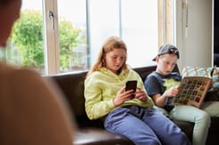 Jugendliche sofa handy comic – GLKB