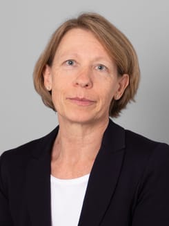 Professionelles GLKB-Porträt vor grauem Hintergrund.