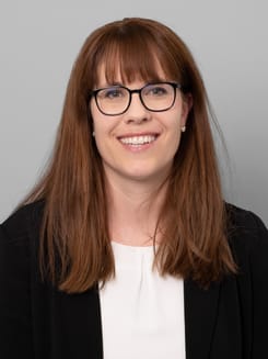 Professionelles GLKB-Porträt vor grauem Hintergrund.