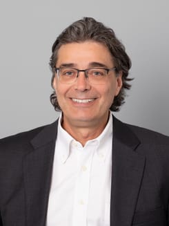 Professionelles GLKB-Porträt vor grauem Hintergrund.