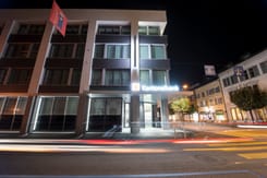 Nachtaufnahme des GLKB-Hauptsitzes in Glarus mit beleuchteter Fassade und moderner Architektur.