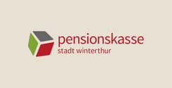 Logo der Pensionskasse Stadt Winterthur mit Wortmarke und grafischem Symbol in Rot, Grün und Grau auf hellem Hintergrund.