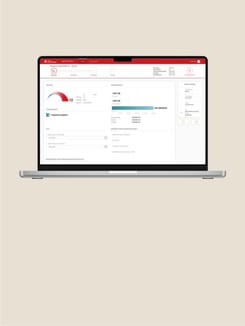 Laptop-Mockup mit geöffneter FLA-Anwendung und übersichtlicher Finanzierungsansicht auf hellem Hintergrund.