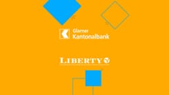 Logo der Glarner Kantonalbank und Liberty auf orangefarbenem Hintergrund mit blauen Rauten und Quadraten.