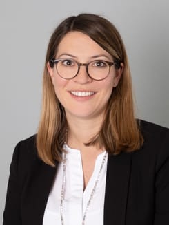 Professionelles GLKB-Porträt vor grauem Hintergrund.