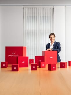 Eine GLKB-Firmenkundenberaterin in moderner Büroumgebung.