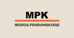 Logo der Migros-Pensionskasse mit schwarzem MPK-Schriftzug und orangefarbener Linie auf hellem Hintergrund.