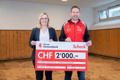 Übergabe eines Spendenschecks von CHF 2000 an den Glarner Kantonalen Schwingerverband.