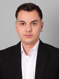 Professionelles GLKB-Porträt vor grauem Hintergrund.