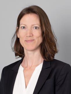 Professionelles GLKB-Porträt vor grauem Hintergrund.