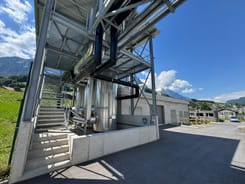 Aussenanlage des Siegerprojekts 2026 der Proto Chemicals AG mit Rohrleitungen und Metallkonstruktion.