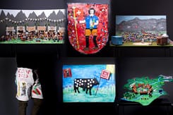 Verschiedene kreative Kunstwerke der Primarschüler rund ums ESAF 2025, inklusive Schwingerfiguren und Dekorationen.