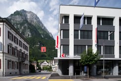 Aufnahme des GLKB-Hauptsitzes in Glarus mit moderner Architektur.