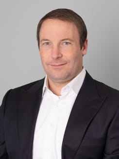 Professionelles GLKB-Porträt vor grauem Hintergrund.