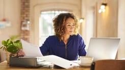 Frau bei administrativer Arbeit