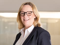 Professionelles Business-Porträt von Glarner Kantonalbank Bereichsleiterin Ariane Riedi-Wirth.