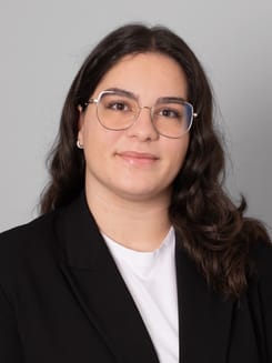 Professionelles GLKB-Porträt vor grauem Hintergrund.