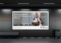 Werbeplakat einer Bank zur Pensionierung mit Mann im Anzug und Rollschuhen als Symbol für Vorsorgeplanung