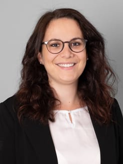 Professionelles GLKB-Porträt vor grauem Hintergrund.