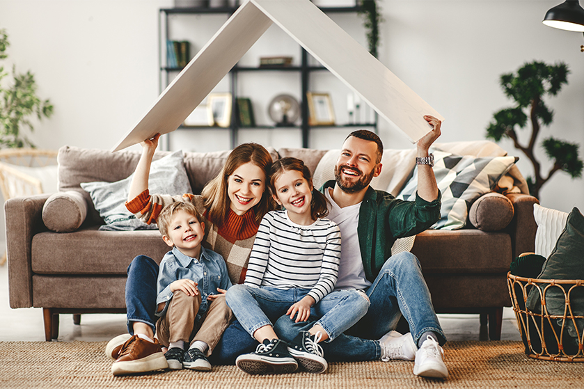 Familie im Wohnzimmer