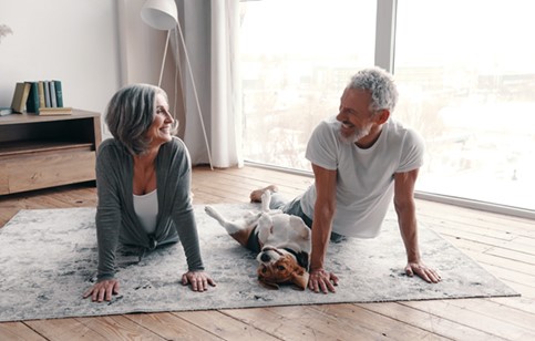 Paar macht Yoga mit Yoga