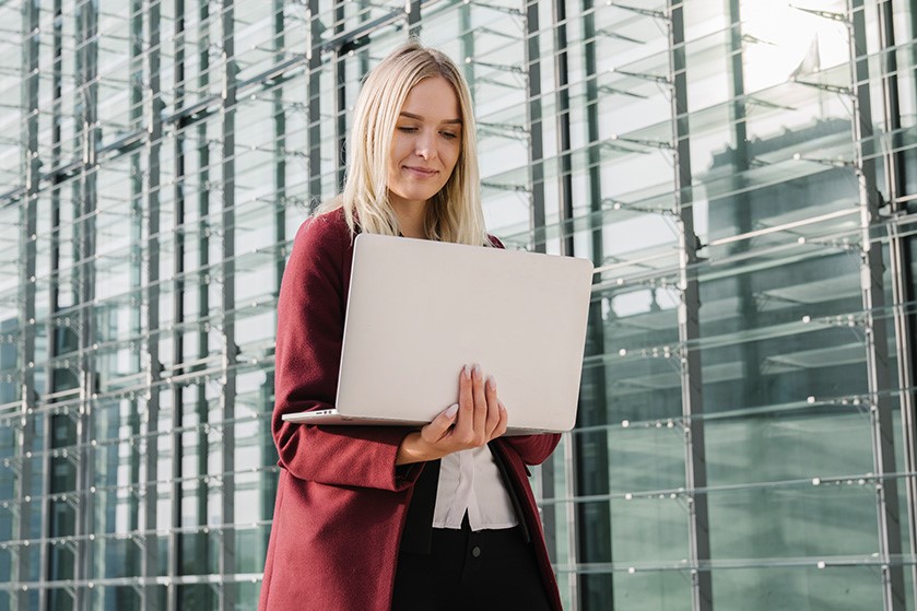 Frau mit Laptop in der Hand