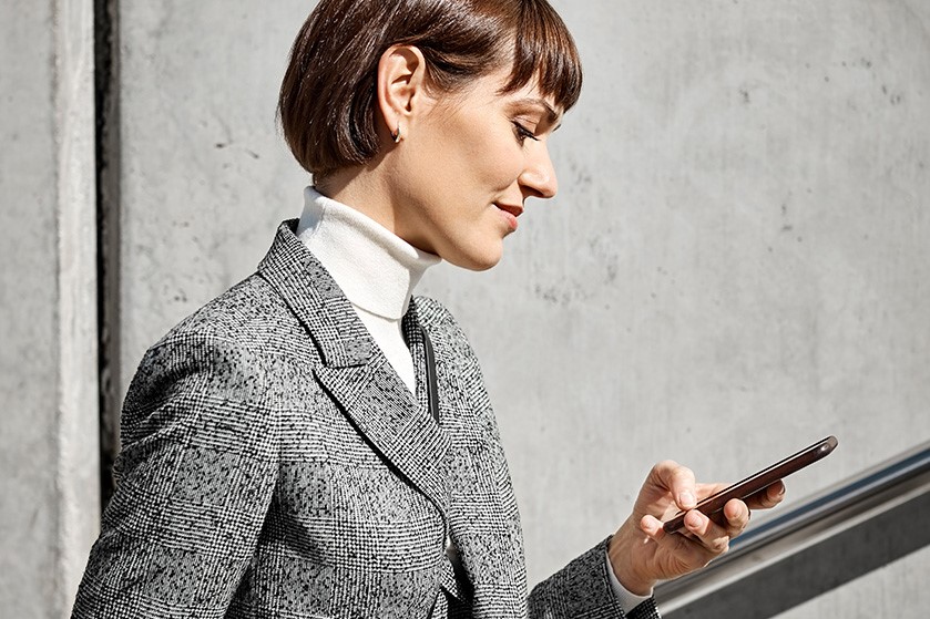 Business-Frau mit Mobiltelefon in der Han
