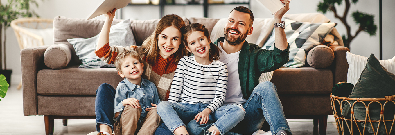 Familie im Wohnzimmer