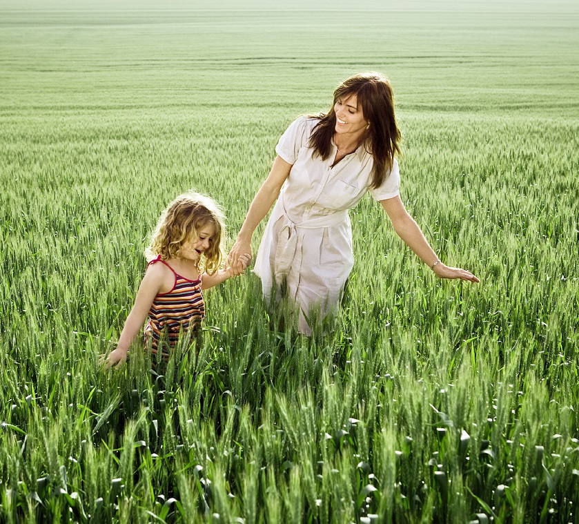 Frau mit Tochter in einem Feld