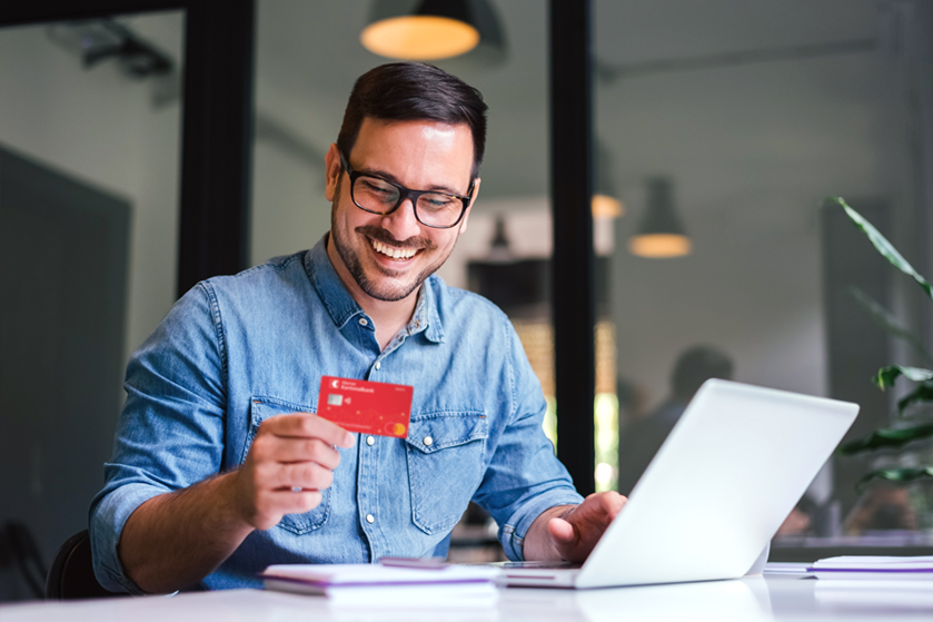 Mann bezahlt mit Glarner Debit Mastercard