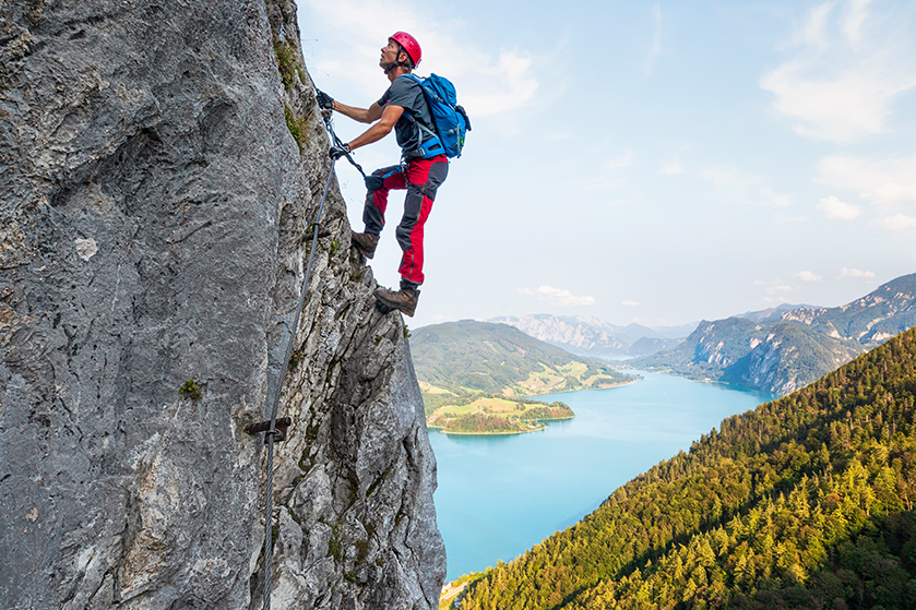 Bergsteiger gesichert dem Risiko ausgesetzt