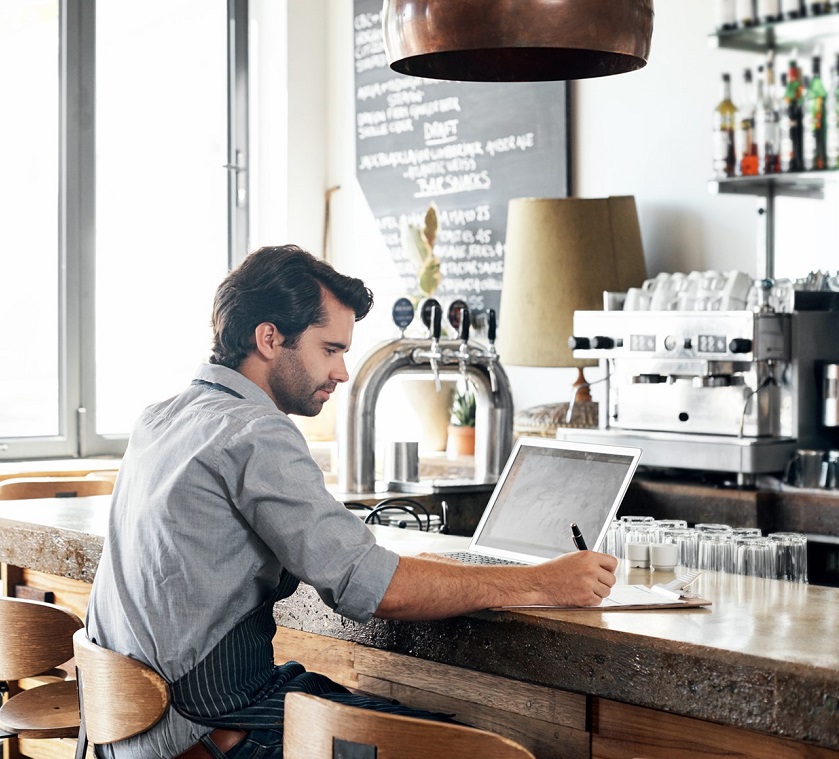 Mann in Bar macht Büro