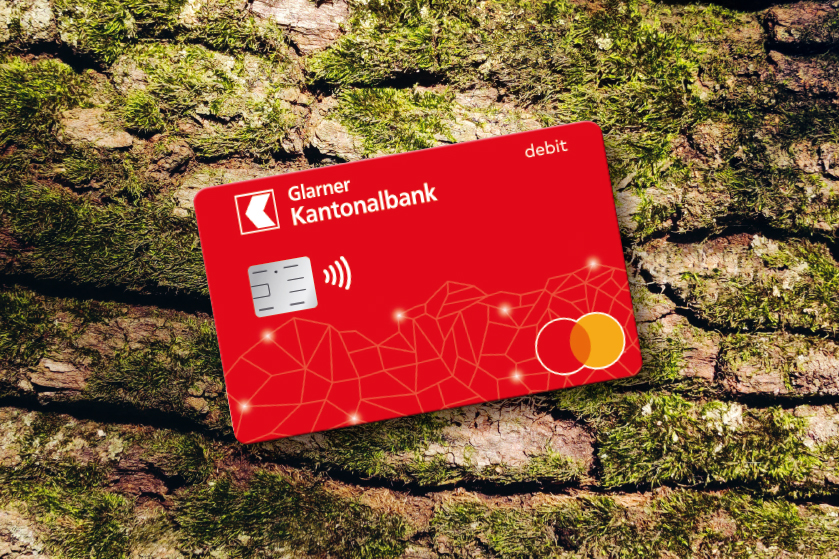 Mann bezahlt mit Glarner Debit Mastercard