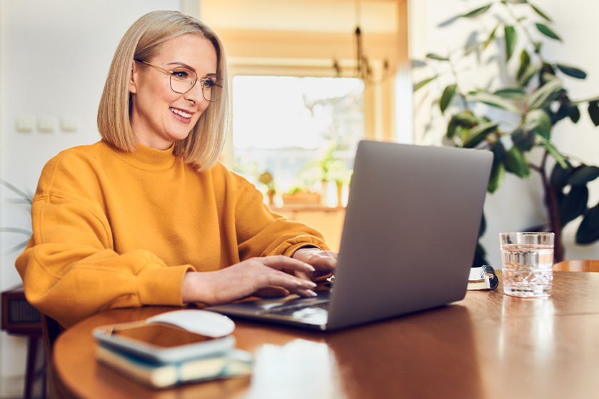 Frau am Laptop