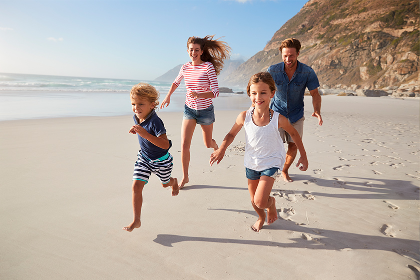 Familie unter Sonnenschirm