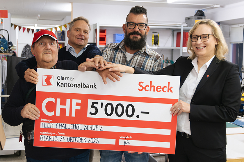 Ariane Riedi Wirth, Mitglied der Geschäftsleitung der GLKB, übergibt Weihnachtsspende an Teen Challenge Schweiz