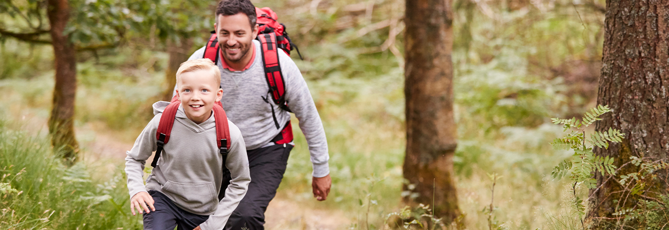 Vater mit Sohn am Wandern