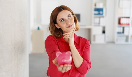 Frau mit Sparschwein